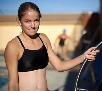 Djevojka u sportskom crnom bikini topu
