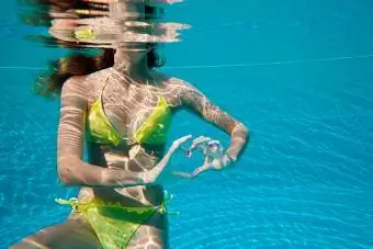 Meisje in gegolfde bikini in zwembad