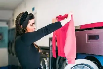 زن در حال شستن لباس ها