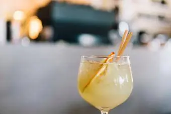 Citrusový koktail podávaný v modernom bare