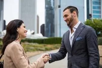 Mujer y hombre dándose la mano