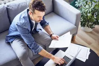 Мужчина работает дома на ноутбуке