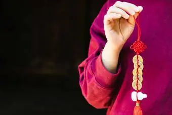 Chinesische Neujahrsfeier – Frau hält eine Fengshui-Verzierung