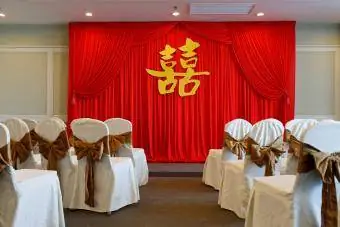 Decoración del salón de ceremonia del té de bodas chino con doble símbolo de felicidad como fondo
