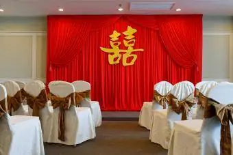 Decoratie van de Chinese bruiloft theeceremoniezaal met dubbel gelukssymbool als achtergrond