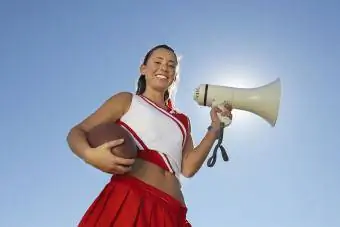 Líder de torcida usando um megafone