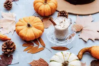 Cup of Pumpkin Spice Latte i jesenji dekor od svježih bundeva
