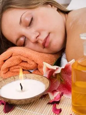 Mulher em um spa com velas