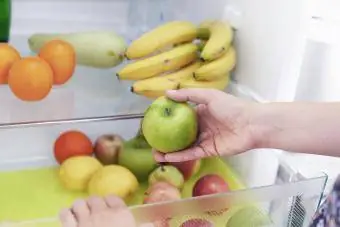 Elmaları buzdolabında saklayan kadın