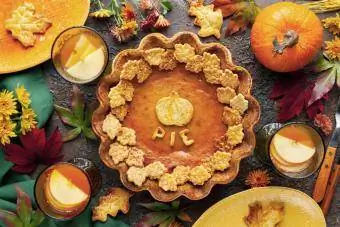Pumpkin Pie para sa Thanksgiving Day at mga Apple cocktail