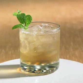 Cocktail de gengibre e vodka com folhas de hortelã