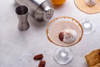 Creamy pecan ncuav qab zib martini cocktail