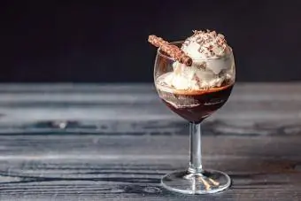 Lihtne, kuid elegantne alkohoolne Affogato