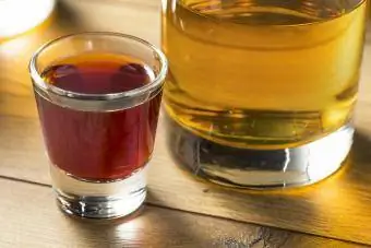 Likör və Enerji İçkisi ilə Boozy Bomb Shots