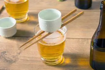 Mengebom Sake Jepun yang beralkohol dengan Rice Wine