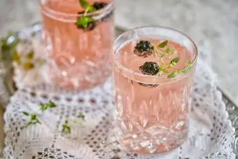 Blackberry spritzer kokteilis ar pinot grigio