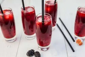 çırpılmış kremalı votka ile blackberry donut highball