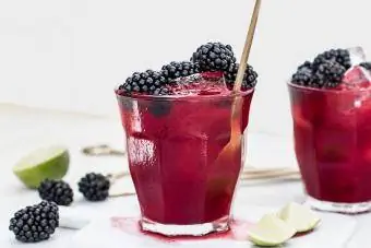 Brombeer-Limonaden-Cocktail mit Wodka