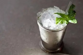 Cocktail Julep alle more con bourbon