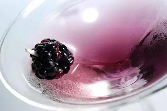 архи эсвэл жин бүхий blackberry martini коктейль