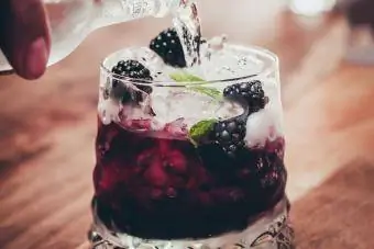 blackberry tom collins kokteyli