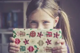 Փոքրիկ աղջիկը Սուրբ Ծննդյան նվեր է պահում