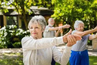 Personnes âgées faisant du yoga à l'extérieur