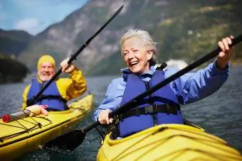 Senior ob peb kayaking ntawm pas dej