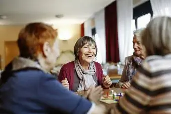 senior kvinner som spiller et spill i eldresenter