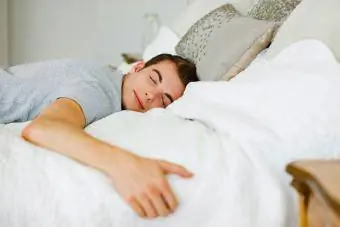 homem relaxando na cama com os benefícios do ASMR