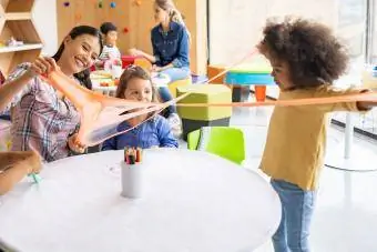 jouer avec du slime pour l'ASMR tactile