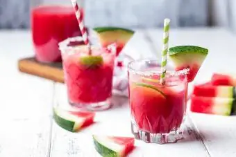 Glasi za Melon Margarita na juisi ya tikiti