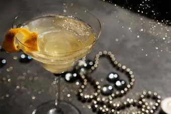 Prancūziškas Sparkle Martini kokteilis su degtine