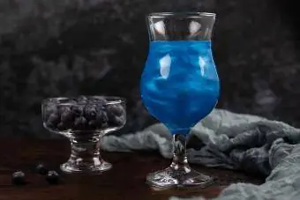 Koktail Blue Lagoon yang berkilauan dengan vodka blueberry