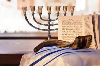 Menorah, Shofar, bönbok och bönesjal för högtiden Rosh Hashanah