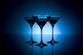 Gin martini na modrem ozadju