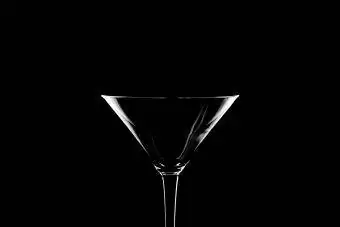 Martini kozarec na črnem ozadju