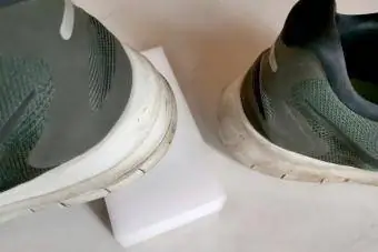 Günlük kullanılan spor ayakkabı tabanlarını temizlemek için sihirli silgi