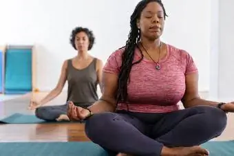 donne che meditano per la cura di sé