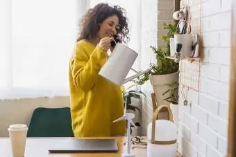 donna che innaffia la pianta come hobby per la cura di sé