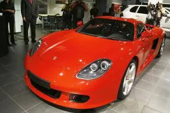 Një Porsche Carrra GT e kuqe në një stendë