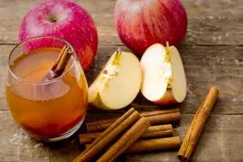 Cidre de pomme avec bâton de cannelle sur fond de bois