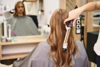 Menyelesaikan rambut untuk pesta prom