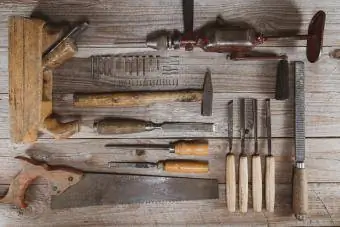 verscheidenheid aan antieke gereedschappen weergegeven op tafel