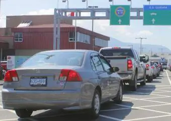 Kanadai autók mennek át az Egyesült Államok határán