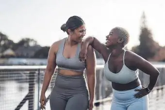 twee vrienden die samen gaan sporten