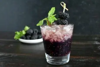 „Blackberry Bourbon Smash“kokteilis