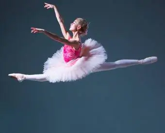 balerina në mesin e kërcimit