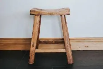 Vintage drevená stolička na dojenie