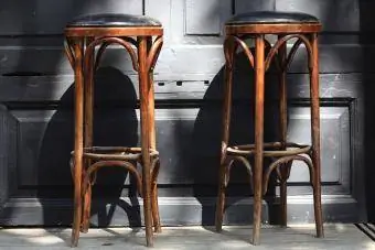 Vintage drevené barové stoličky